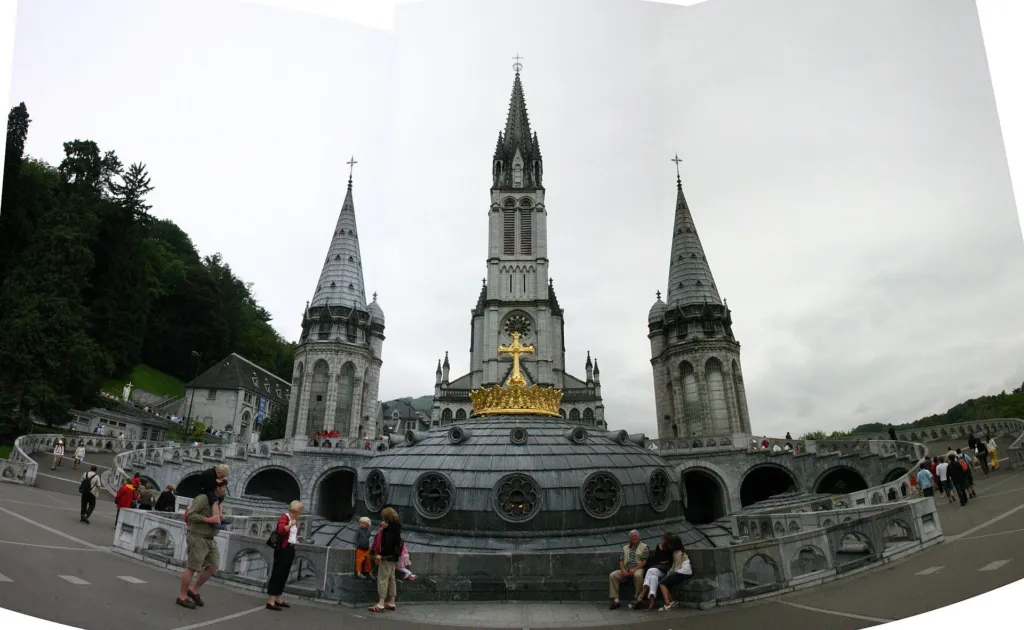 Lourdes et Bernadette Les basiliques de Lourdes vues de l'esplanade, en journée