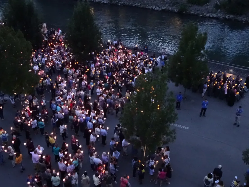 Procession mariale aux flambeaux sur l'esplanade de Lourdes