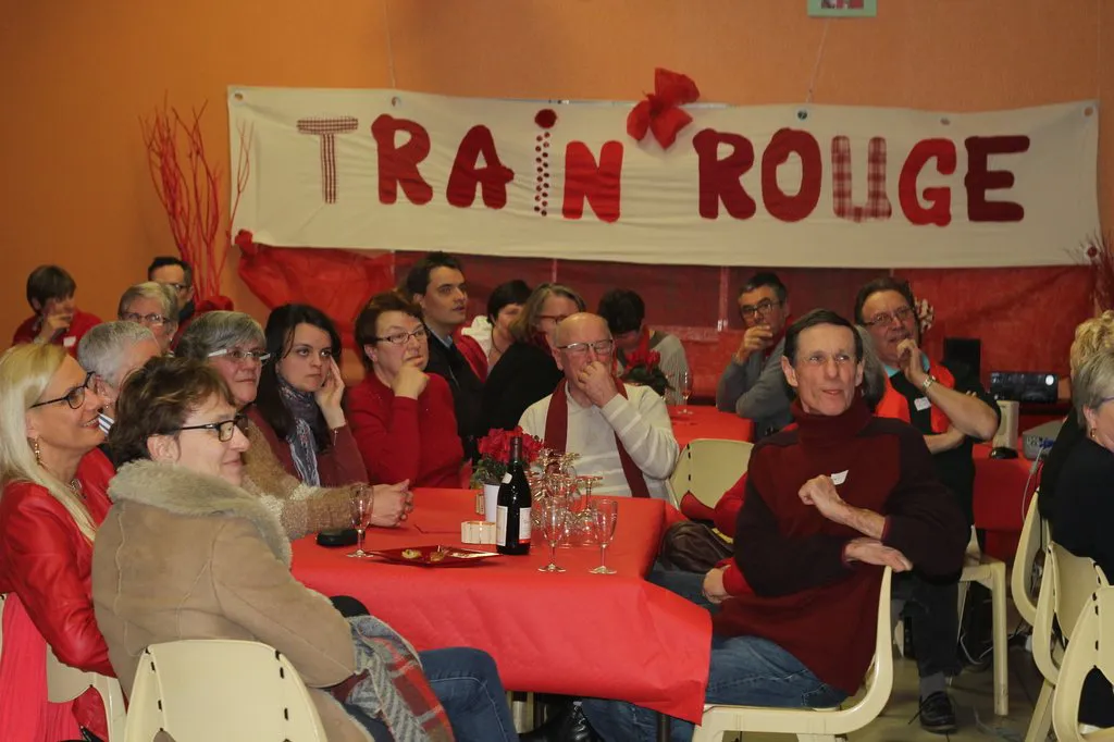 Repas de la Journée de l'Amitié sous la banderole « Train Rouge »
