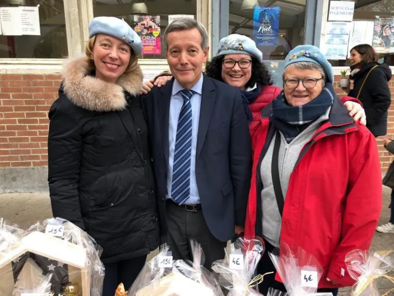 Bénévoles du Train Rouge au marché de Noël